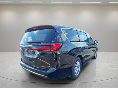 Used 2025 Chrysler Pacifica Select FWD image 3