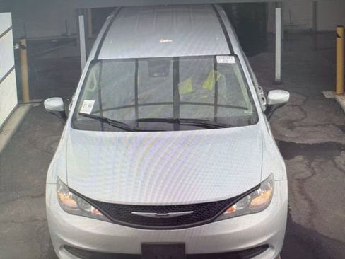 Used 2023 Chrysler Voyager LX image 3