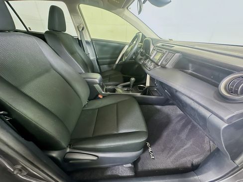 Used 2018 Toyota RAV4 LE FWD image 28