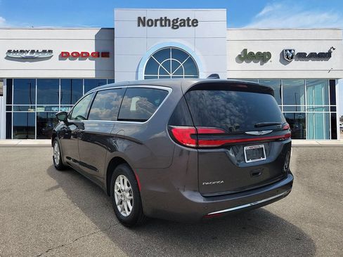 Used 2023 Chrysler Pacifica Touring-L FWD image 3