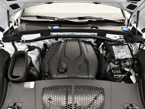 Certified 2025 Porsche Macan image 12