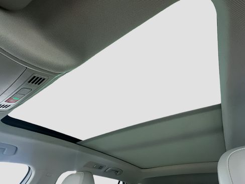 Used 2020 Volkswagen Tiguan SE w/ Panoramic Sunroof Package FWD image 24