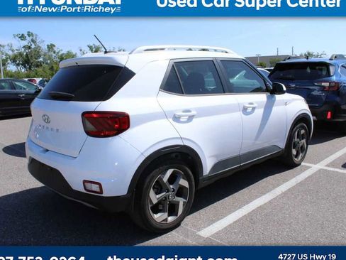 Used 2023 Hyundai Venue SEL image 3