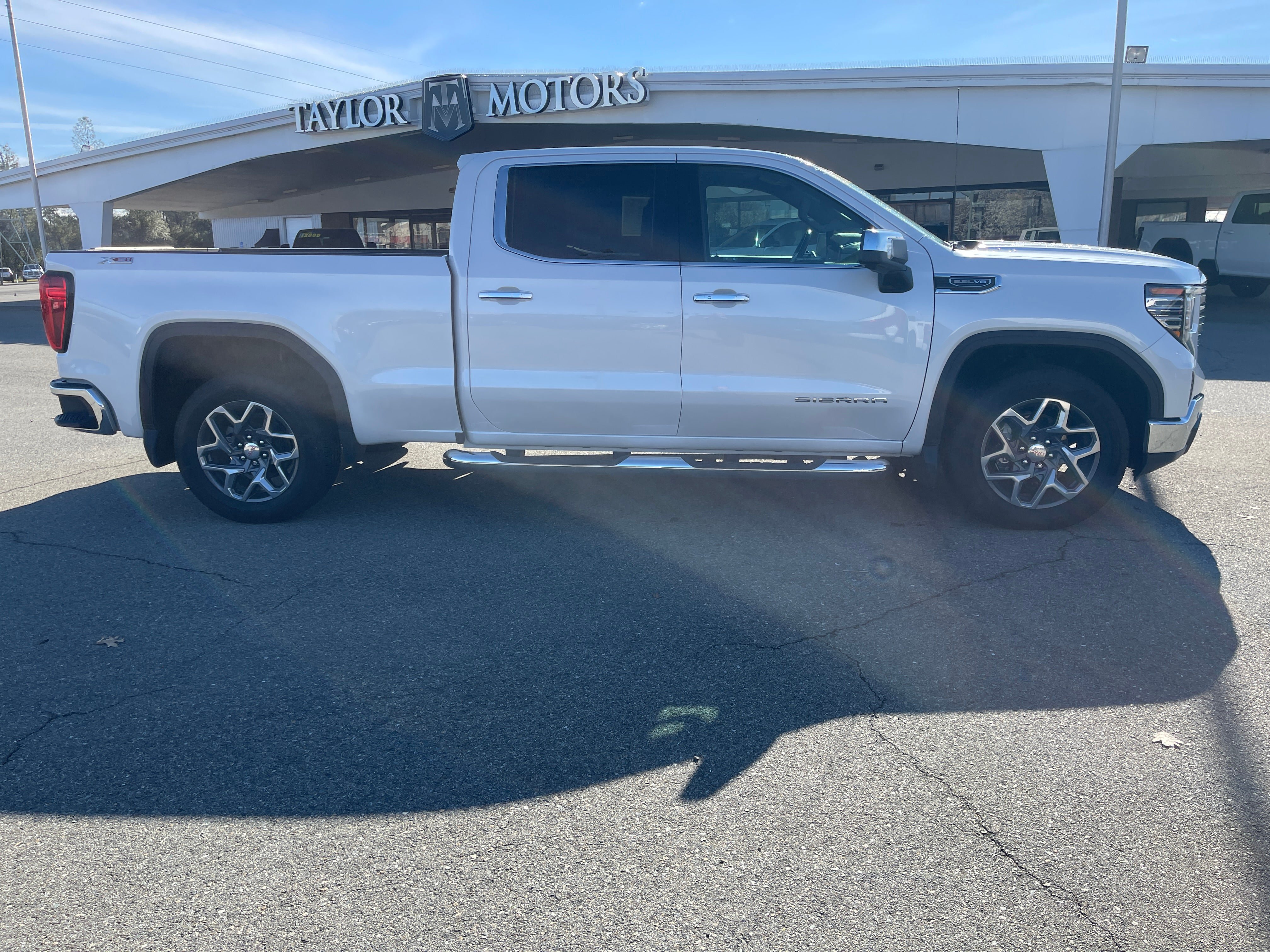 Used 2023 GMC Sierra 1500 SLT w/ SLT Convenience Package AWD/4WD image 4