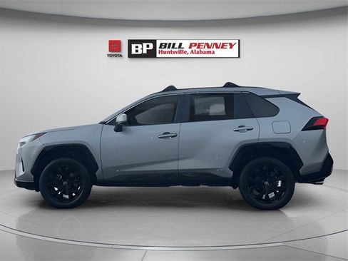 Used 2022 Toyota RAV4 SE image 3