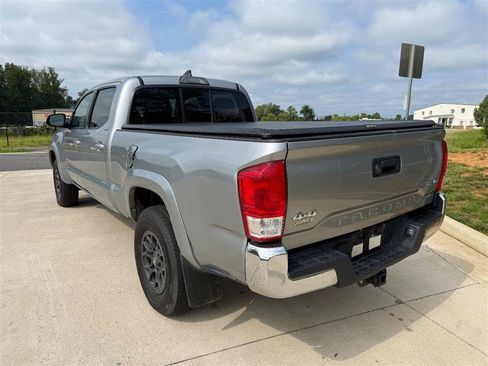 Used 2017 Toyota Tacoma SR5 w/ Tow Package AWD/4WD image 5