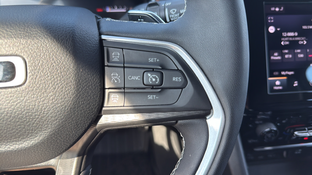 Used 2023 Jeep Grand Cherokee Altitude AWD/4WD image 27
