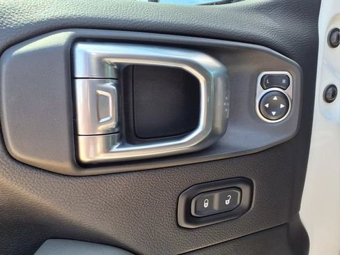 Used 2024 Jeep Gladiator Mojave w/ Technology Group AWD/4WD image 18