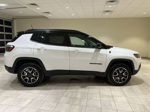 Used 2025 Jeep Compass Trailhawk w/ Trailer Tow Group AWD/4WD image 6