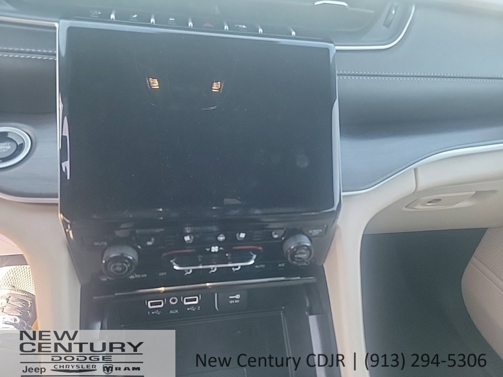 Used 2025 Jeep Grand Cherokee Limited w/ Luxury Tech Group II AWD/4WD image 12