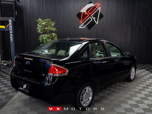 Used 2010 Ford Focus SE image 2