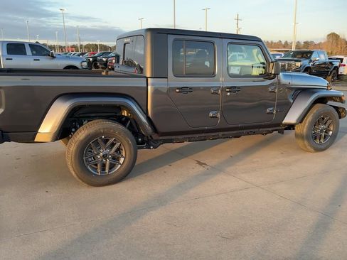 New 2025 Jeep Gladiator Sport image 9