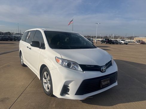 Used 2020 Toyota Sienna L image 1