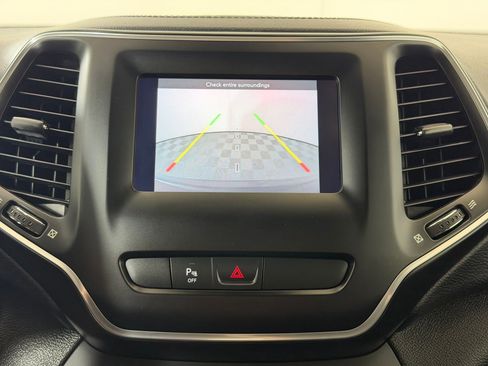 Used 2020 Jeep Cherokee Latitude Plus w/ Comfort/Convenience Group FWD image 27