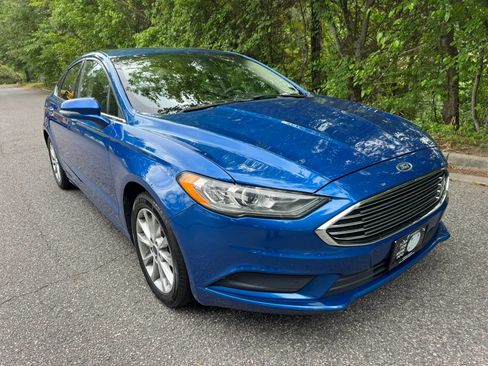 Used 2017 Ford Fusion SE FWD image 2