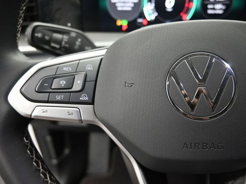 Certified 2025 Volkswagen Tiguan SE image 15