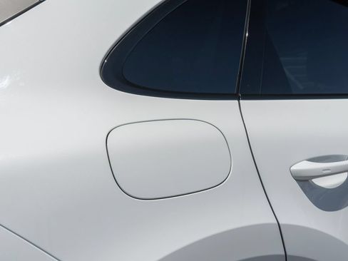 Used 2024 Porsche Cayenne S AWD/4WD image 15