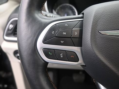 Used 2018 Chrysler Pacifica Touring-L Plus w/ Tire & Wheel Group image 32