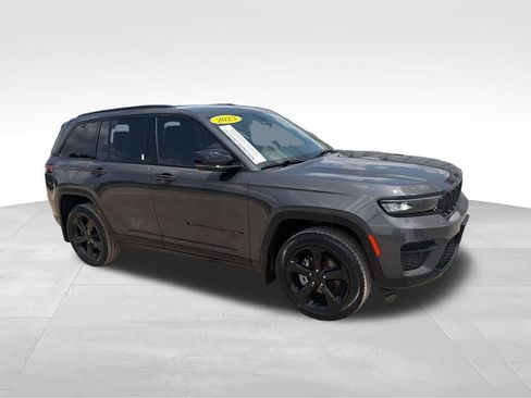 Used 2023 Jeep Grand Cherokee Altitude AWD/4WD image 7
