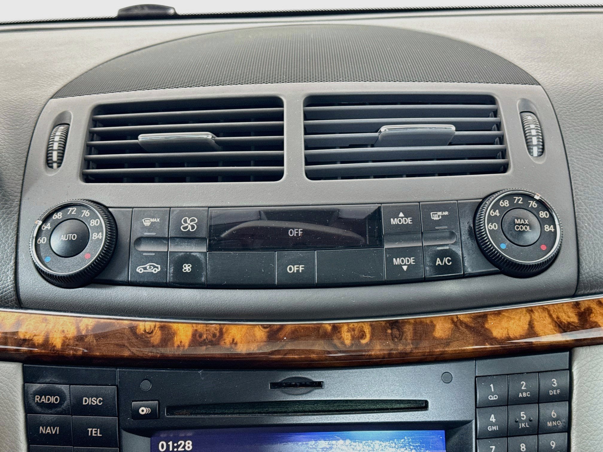 Used 2009 Mercedes-Benz E 350 4MATIC Sedan image 14