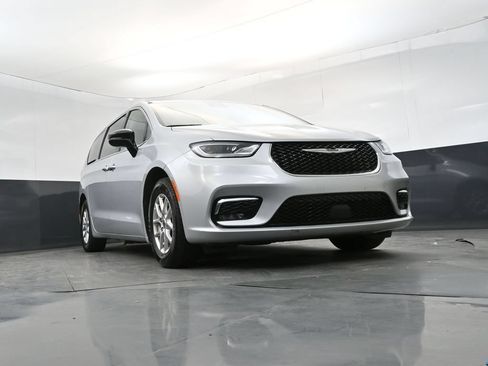Used 2024 Chrysler Pacifica Touring-L FWD image 25