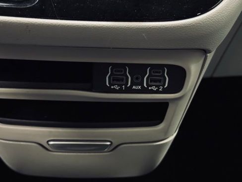 Used 2024 Chrysler Pacifica Touring-L FWD image 38