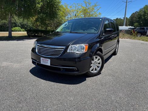 Used 2014 Chrysler Town & Country Touring FWD image 28