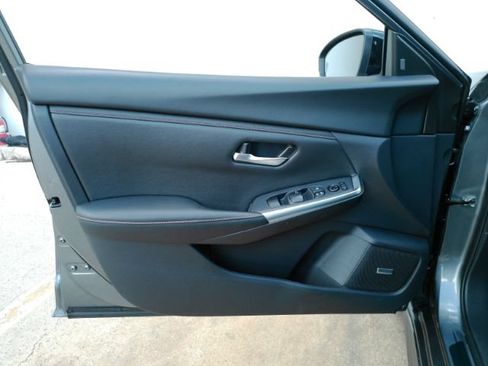 Used 2025 Nissan Sentra SR w/ SR Premium Package FWD image 11