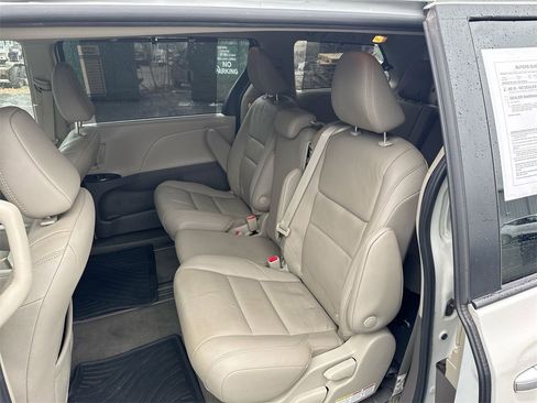 Used 2020 Toyota Sienna XLE image 29