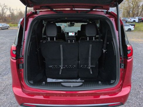New 2026 Chrysler Pacifica Select image 4