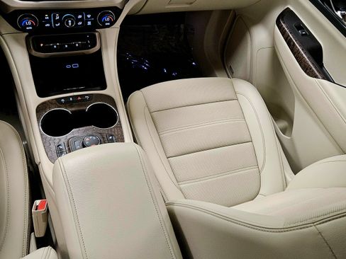 Used 2023 GMC Acadia Denali image 16