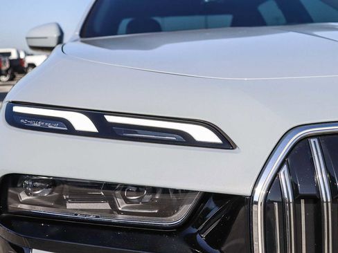 Used 2023 BMW 740i w/ Parking Assistance Package image 9