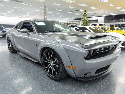Used 2016 Dodge Challenger R/T image 5