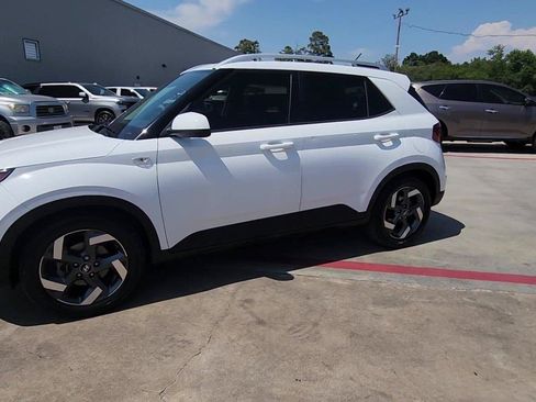 Used 2023 Hyundai Venue SEL FWD image 4