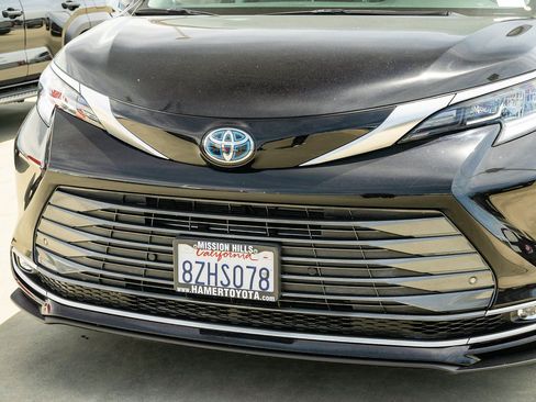 Certified 2022 Toyota Sienna Limited FWD image 9