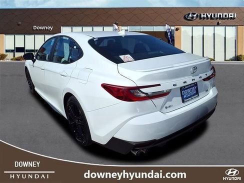 Used 2025 Toyota Camry SE image 5