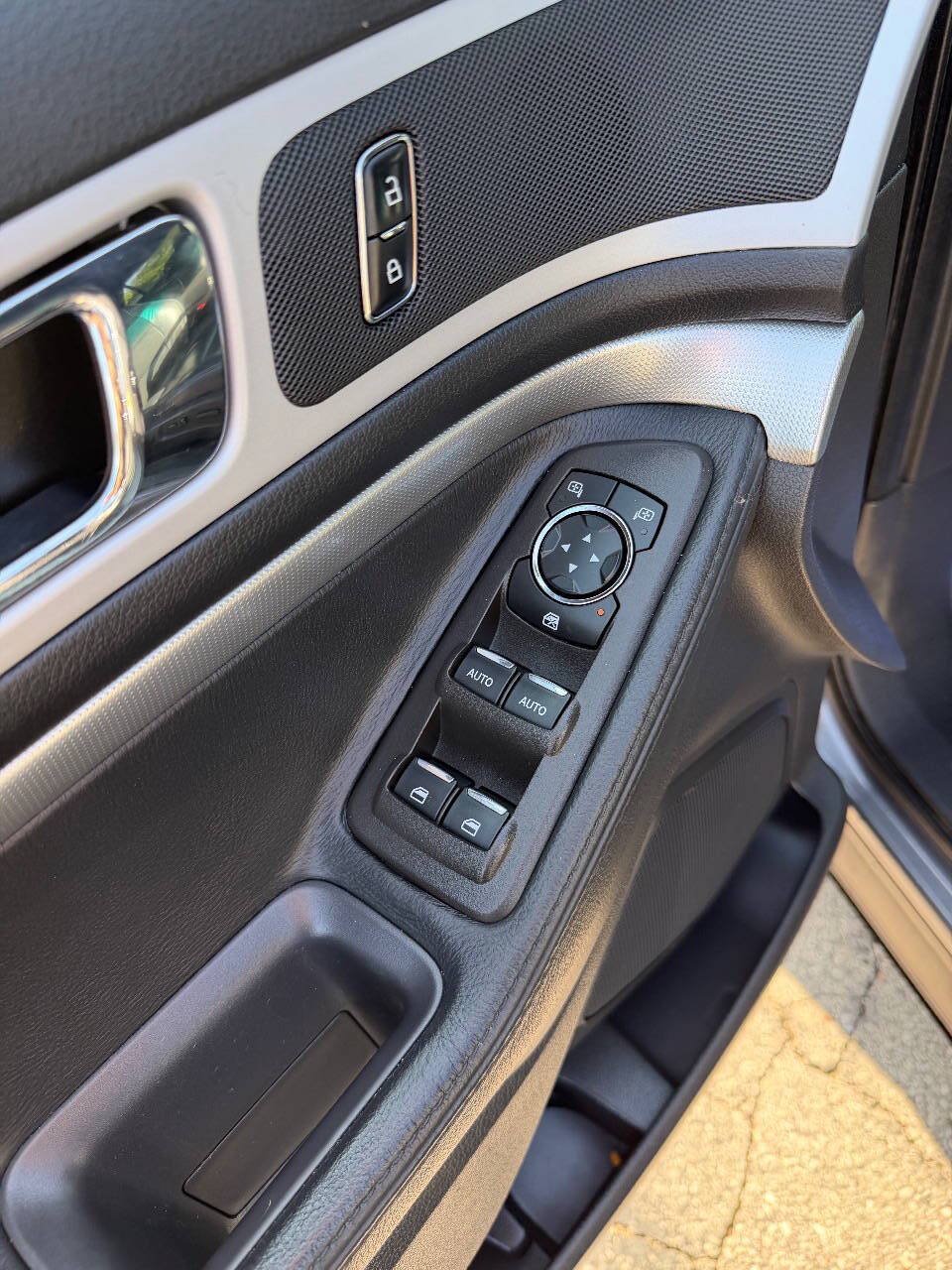 Used 2014 Ford Explorer XLT w/ Equipment Group 202A FWD image 17