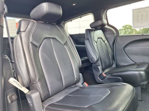 Used 2025 Chrysler Pacifica Select w/ Uconnect Theater Family Group AWD/4WD image 29