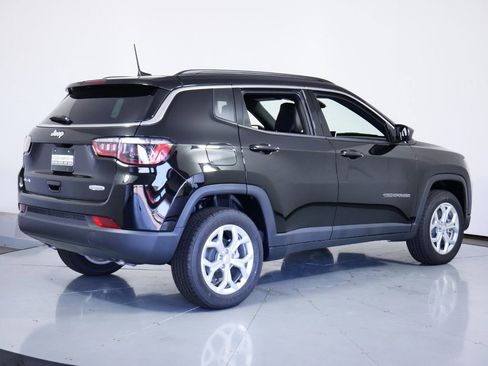 Used 2024 Jeep Compass Latitude image 8