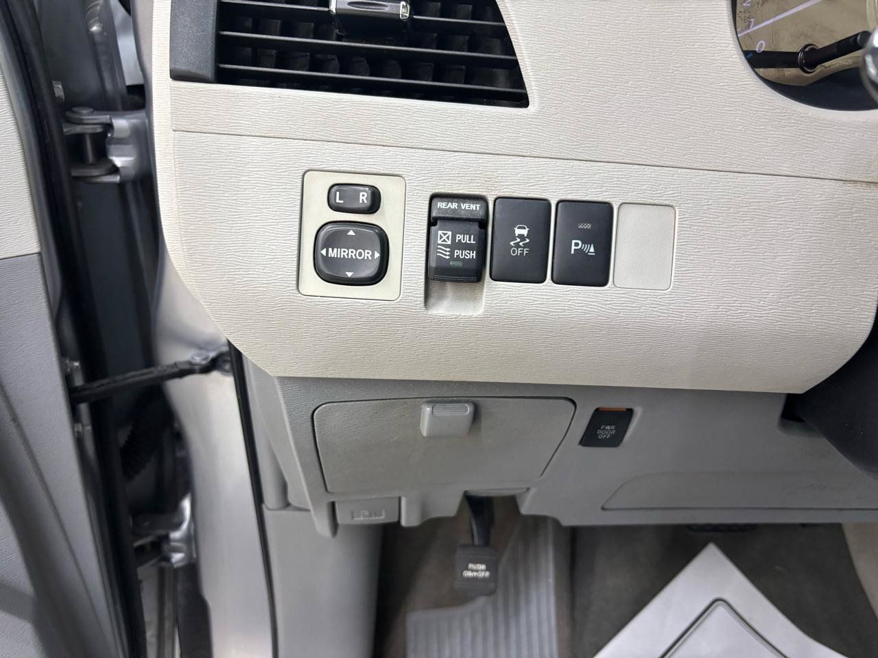 Used 2012 Toyota Sienna XLE w/ XLE Navigation Pkg FWD image 33