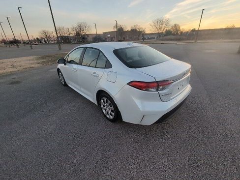 Used 2025 Toyota Corolla LE image 5
