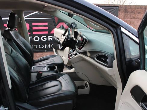 Used 2021 Chrysler Pacifica Touring-L FWD image 9