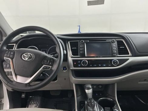 Used 2019 Toyota Highlander XLE AWD/4WD image 35