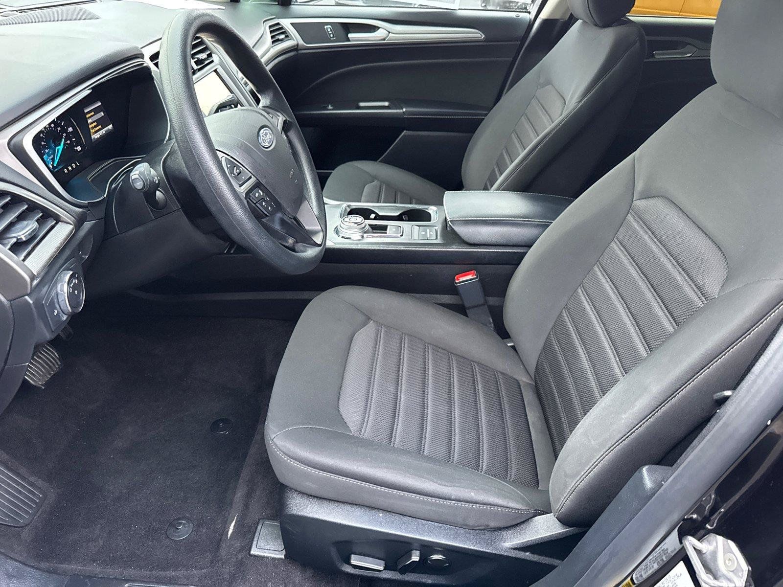 Used 2020 Ford Fusion SE FWD image 24