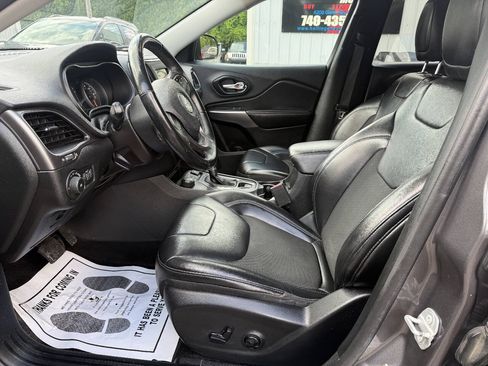 Used 2019 Jeep Cherokee Latitude Plus w/ Cold Weather Group AWD/4WD image 13