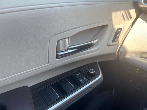 Used 2022 Toyota Sienna Platinum FWD image 15