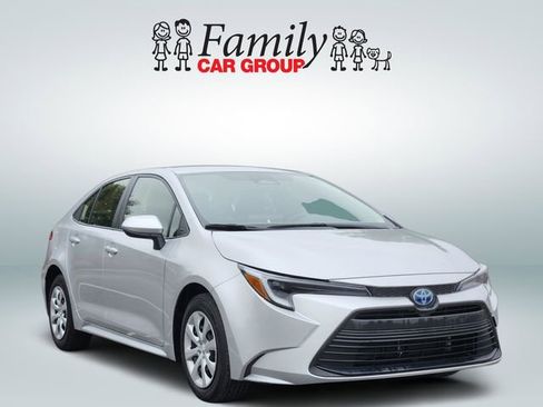 Used 2025 Toyota Corolla LE image 2