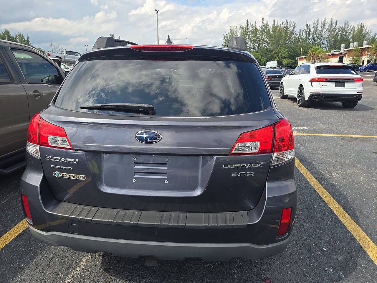 Used 2014 Subaru Outback 3.6R Limited w/ Moonroof Package AWD/4WD image 4