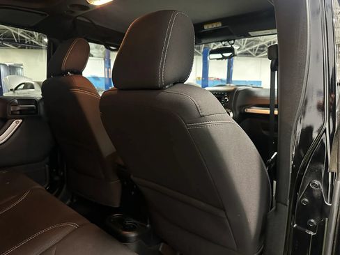 Used 2017 Jeep Wrangler Unlimited Sahara w/ Connectivity Group AWD/4WD image 19