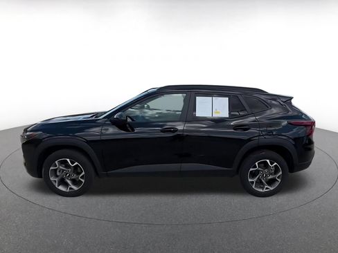 Used 2025 Chevrolet Trax LT w/ LT Convenience Package FWD image 9